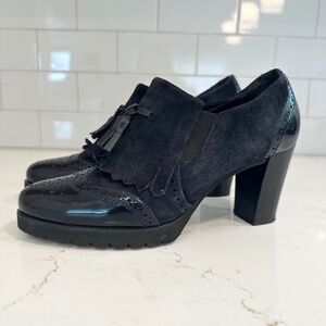 Women's pump 3" heel navy loafer. Patent leather and suede with tassel.